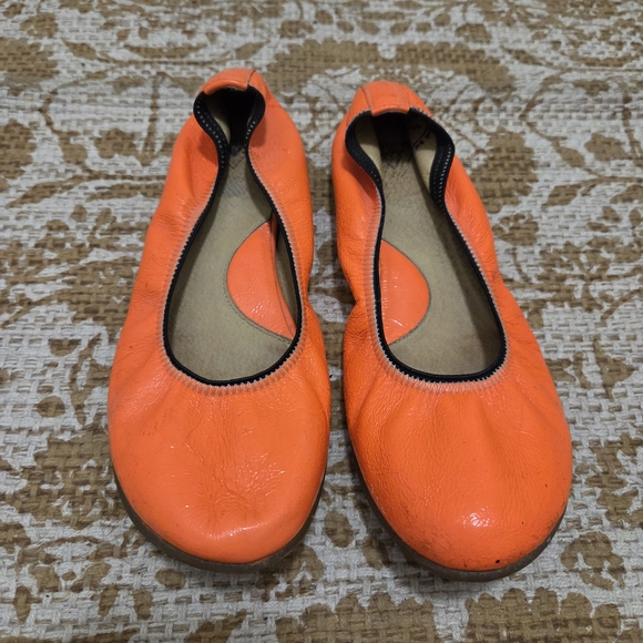 John Fluevog Integrity Amie Vibrant Orange Women's Flats - Picture 2 of 6